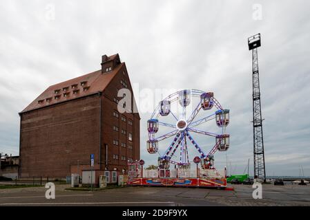 Stralsund, Deutschland. Oktober 2020. Im Stadthafen dreht sich ein kleines Riesenrad. Quelle: Stephan Schulz/dpa-Zentralbild/ZB/dpa/Alamy Live News Stockfoto