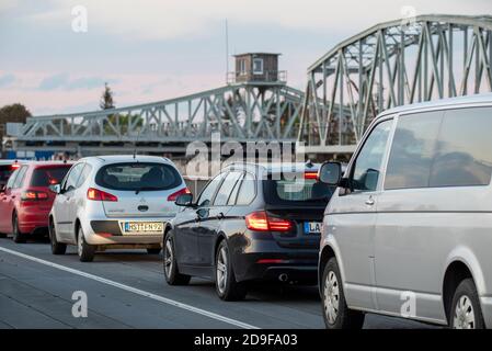 Zingst, Deutschland. Oktober 2020. Autofahrer warten darauf, dass die erhöhte Brücke wieder für den Verkehr geöffnet wird. Die Meininger Brücke verbindet das Festland mit der Halbinsel Fischland-Darß-Zingst. Die Brücke war Teil einer Eisenbahnlinie von 1910. In der Zwischenzeit ist ein Neubau für die Eisenbahn, Autos, Radfahrer und Fußgänger geplant. Quelle: Stephan Schulz/dpa-Zentralbild/ZB/dpa/Alamy Live News Stockfoto