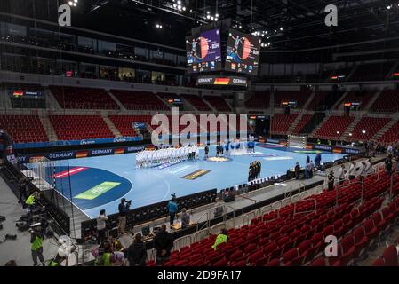 Düsseldorf, Deutschland. November 2020. Handball: Europameisterschaft Qualifikation, Deutschland - Bosnien-Herzegowina, 2. Qualifikationsrunde, Gruppe 2, 1. Spieltag im ISS Dome: Die Teams stehen für die Nationalhymne an. Quelle: Bernd Thissen/dpa/Alamy Live News Stockfoto