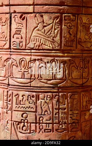 Ägyptische Hieroglyphen in Stein gemeißelt Stockfoto