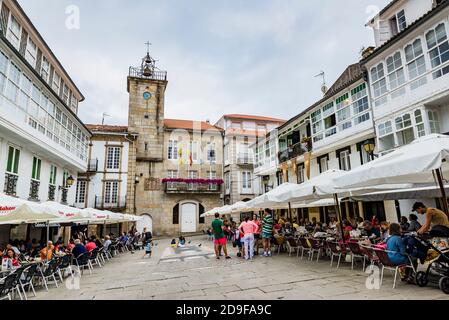 Royal Square - Plaza Real. Im Hintergrund das Gebäude des Rathauses. Pontedeume, La Coruña, Galicien, Spanien, Europa Stockfoto