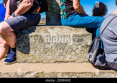 Detail des Sockels und Inschriften mit Sitzenden. Cruceiro von Teixidelo, neben dem Leslie Howard Denkmal. San Andres de Teixido, Sierra de Ca Stockfoto