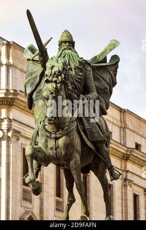 Statue des Cid Campeador im Zentrum von Burgos Mit dem Schwert Stockfoto