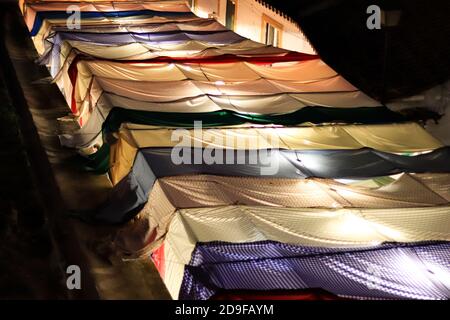 Bunte Stoffe decken sich in einem arabischen Markt in der Nähe Stockfoto