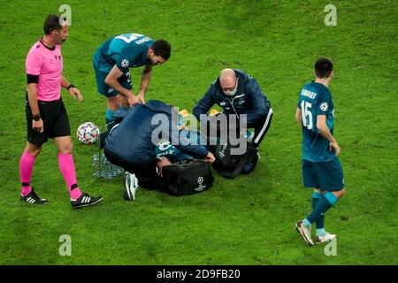 SANKT PETERSBURG, RUSSLAND - 04. NOVEMBER: Schiedsrichter Artur Dias überprüft den verletzten Artem Dzyuba von Zenit während des UEFA Champions League-Spiels zwischen Zenit und Latium im Sankt Petersburger Stadion am 04. November 2020 in Sankt Petersburg, Russland (Foto: Anatolij Medved/Orange Pictures) Stockfoto