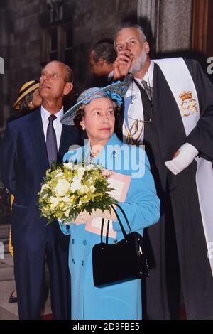 Königliche Hoheit Elisabeth II. Und Prinz Philip, Herzog von Edinburgh besuchen die Holländische Kirche in Austin Friars, um den hundertsten Jahrestag der Krönung von William und Mary, Austin Friars House, nach der Restaurierung, London zu feiern. England. VEREINIGTES KÖNIGREICH. Juni 1989 Stockfoto