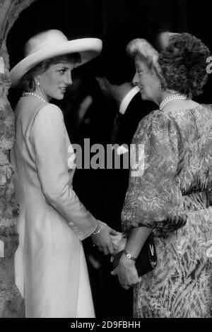 Diana, Prinzessin von Wales mit ihrer Mutter Frances Shand Kydd bei der Hochzeit ihres Bruders Viscount Spencer mit dem Modelmodell Victoria Lockwood in Althorpe. Northamptonshire, England, Großbritannien. September 1989 Stockfoto