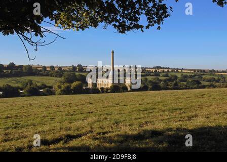 Glückseliges Leben … Die ehemalige Bliss Tweed Mill, die 1872 am Rande von Chipping Norton, Oxfordshire, England, erbaut wurde, spann und wove einst Wolle von Cotswold- und Shetland-Schafen in Khaki-Tücher für WW1 Uniformen der britischen Armee. Es beherbergt jetzt luxuriöse Apartments. Stockfoto