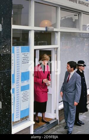 Die Prinzessin von Wales, Prinzessin Diana, verlässt das Relate Marriage Guidance Center in Barnett, Nord-London, England, Großbritannien. November 1988 Stockfoto