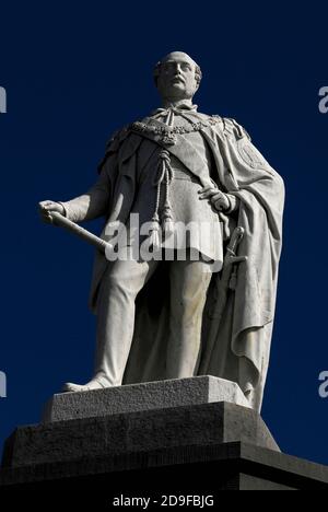 Prinz Albert (1819-1861), Ehemann von Königin Victoria (1819-1901), erinnert an diese 2.7 Meter hohe, uniformierte Statue aus weißem sizilianischem Marmor, die auf einem Sockel auf der Landzunge des Castle Hill in Tenby, Pembrokeshire, Wales, Vereinigtes Königreich, steht. Das Prince Consort Memorial war als walisisches Nationaldenkmal für den in Deutschland geborenen Prinzen gedacht. Es war das Werk des in Wales geborenen Bildhauers John Evan Thomas (1810-1873), der zwischen 1835 und 1862 häufig an der Royal Academy in London ausstellte. Stockfoto