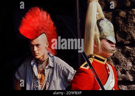 Punk Rocker Matt Belgrano, 'The Postcard Punk' steht mit einem Mitglied der Household Cavalry, Horse Guards Parade, London, England, UK, um 1980 Stockfoto