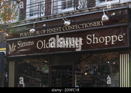 Herr Simms Olde Sweet Shoppe Schild, Kingston upon Thames, Surrey Stockfoto