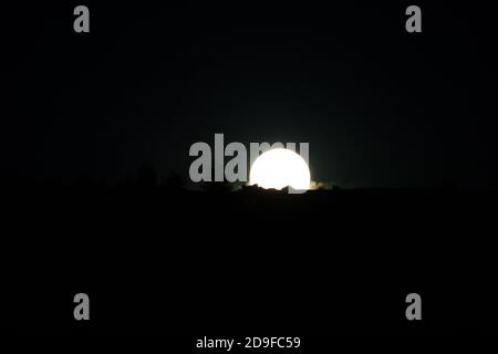 Mondaufgang über den Hügeln Stockfoto