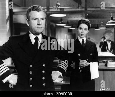 KENNETH MORE UND DANA WYNTER IN SINK THE BISMARCK ! 1960 Regisseur LEWIS GILBERT nach dem Buch von C.S. Forester US / UK Koproduktion Twentieth Century Fox Stockfoto