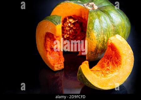 Frische Kürbiscremesuppe mit Sauerrahm. Konzept für das Mittagessen im Herbst. Ein diätetisches, gesundes Gericht. Stockfoto