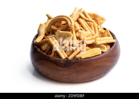 Herzhafte indische Snack in Holzschale isoliert auf weiß Stockfoto