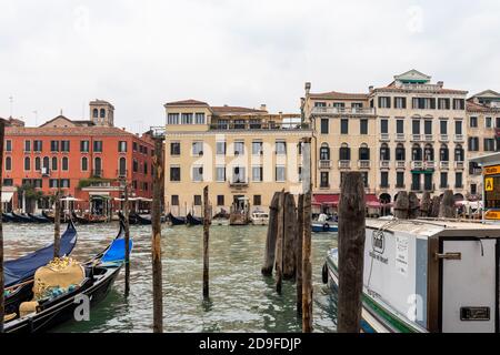 Das H10 Palazzo Canova Hotel auf der anderen Seite des Canale Grande, San Polo, Venedig, Italien Stockfoto