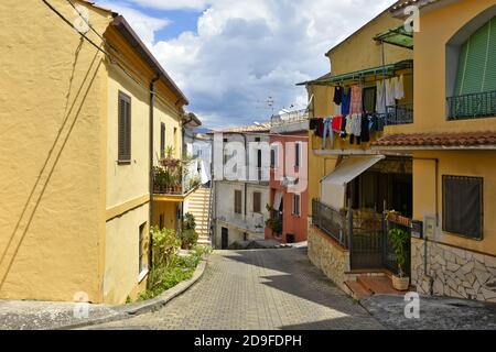 Eine schmale Straße zwischen den alten Häusern von Santa Maria del Cedro, einem ländlichen Dorf in der Region Kalabrien, Italien. Stockfoto