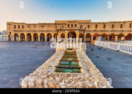 Souq Waqif ist ein Souk in Doha, im Bundesstaat Katar. Der Souk ist bekannt für den Verkauf von traditionellen Kleidungsstücken, Gewürze, han Stockfoto