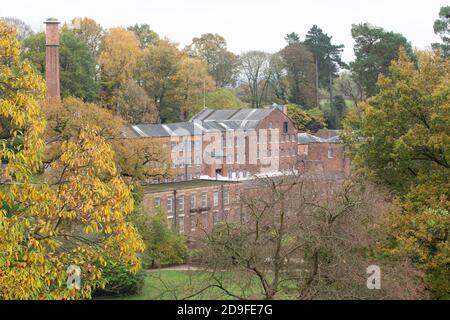 Quarry Bank Mill historische Baumwollmühle 1784 , Styal, Cheshire, Großbritannien. Herbsttag Blick durch Bäume Stockfoto