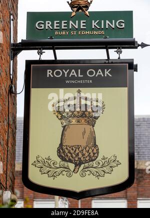 Traditionelles hängendes Pub-Schild am Royal Oak Public House, einem Greene King Pub, Royal Oak Passage, Winchester, Hampshire, England, Großbritannien Stockfoto