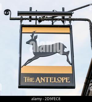 Traditionelles hängendes Pub-Schild am Antelope - öffentliches Haus - Church Square, High Wycombe, Buckinghamshire, England, Großbritannien Stockfoto