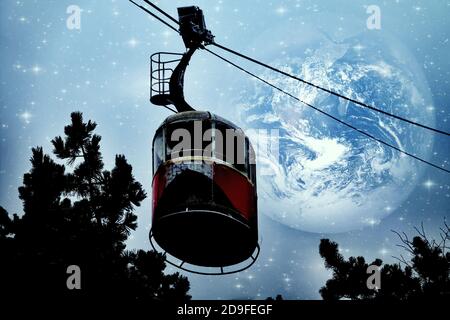 Seilbahn auf dem Hintergrund des Nachthimmels und der Planeten. Raum abstrakte Landschaft auf einem touristischen Thema. Elemente dieses Bildes, die von der NASA eingerichtet wurden. Stockfoto