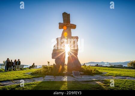 Inukshuk, ein Outdoor-Inuksuk von Alvin Kanak, installiert in Vancouver's English Bay, in British Columbia, Kanada. Stockfoto