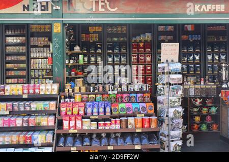 Wien, Österreich - 11. Juli 2015: Coffee and Chai Souvenir Shop am Naschmarkt in Wien, Österreich. Stockfoto
