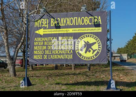 Belgrad, Serbien - 22. Februar 2020: Luftfahrtmuseum Schild am Nikola Tesla Flughafen in Belgrad, Serbien. Stockfoto