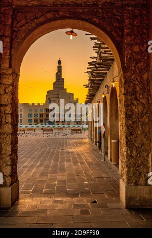 Souq Waqif ist ein Souk in Doha, im Bundesstaat Katar. Der Souk ist bekannt für den Verkauf von traditionellen Kleidungsstücken, Gewürze, han Stockfoto