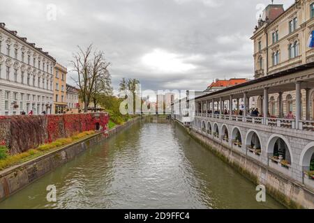 Ljubljana, Slowenien - 4. November 2019: Ljubljanica River at City Centre Bewölkt Herbst Wetter in Ljubljana, Slowenien. Stockfoto