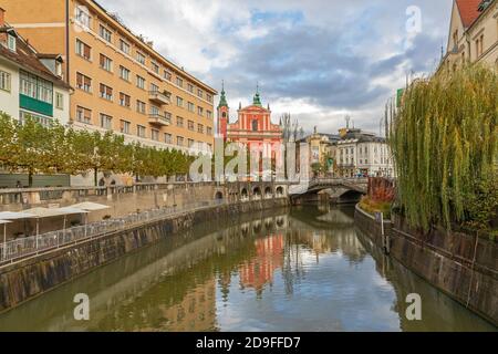 Ljubljana, Slowenien - 4. November 2019: Ljubljanica River at City Centre Bewölkt Herbstwetter in Ljubljana, Slowenien. Stockfoto