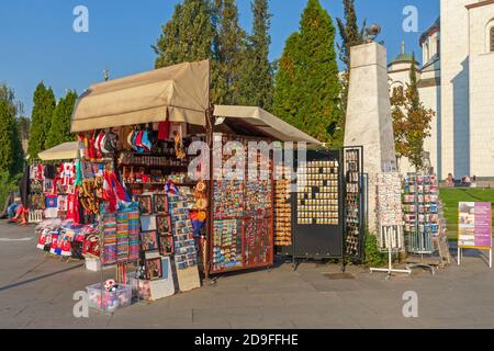 Belgrad, Serbien - 15. Oktober 2019: Souvenir Kiosk im Church Park Sunny Day in Belgrad, Serbien. Stockfoto