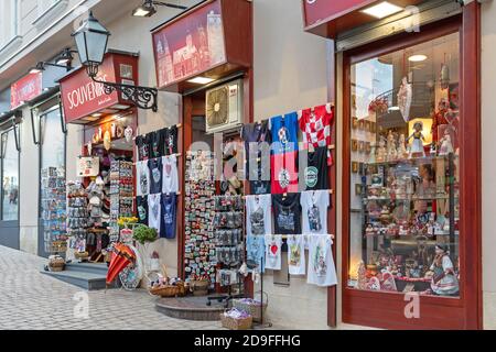 Zagreb, Kroatien - 3. November 2019: Souvenirladen für Touristen in Zagreb, Kroatien. Stockfoto