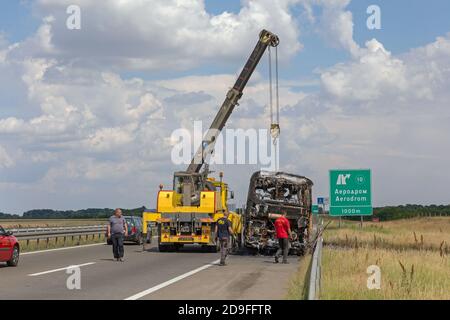 Belgrad, Serbien - Juni 03, 2018: Gebrannte Trainer Bus Unterstützung bei der Wiederherstellung an der Landstraße in der Nähe von Belgrad, Serbien. Stockfoto