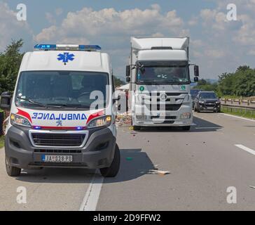 Jagodina, Serbien - 14. Juli 2018: Rettungswagen bei Autobahnverkehr Unfallort in der Nähe von Jagodina, Serbien. Stockfoto