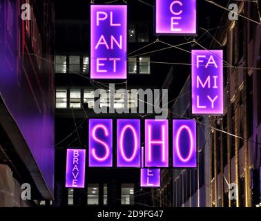 Ein Blick auf die beleuchteten Schilder entlang der Straße. . Die Weihnachtslichter der Carnaby Street wurden in diesem Jahr in Zusammenarbeit mit der Wohltätigkeitsorganisation Choose Love kreiert. Stockfoto