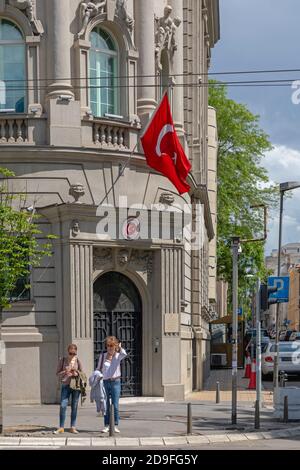 Belgrad, Serbien - 20. Mai 2019: Türkische Flagge im diplomatischen Gebäude der türkischen Botschaft in Belgrad, Serbien. Stockfoto