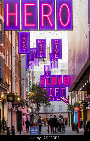 London, Großbritannien. November 2020. Carnaby Street Weihnachtsdekorationen sind mit unglücklichem Timing. Ein paar Leute sind immer noch draußen, trotz der neuen Sperre, die heute in Kraft getreten ist. Kredit: Guy Bell/Alamy Live Nachrichten Stockfoto