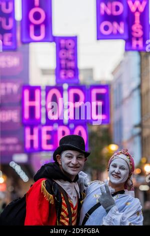 London, Großbritannien. November 2020. Carnaby Street Weihnachtsdekorationen sind mit unglücklichem Timing. Ein paar Leute sind immer noch draußen, trotz der neuen Sperre, die heute in Kraft getreten ist. Kredit: Guy Bell/Alamy Live Nachrichten Stockfoto