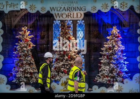 London, Großbritannien. November 2020. Hamleys Weihnachtsfenster mit einem harry Potter Thema. Ein paar Leute sind immer noch in der Oxford Street, trotz der neuen Sperre, die heute in Kraft getreten ist. Kredit: Guy Bell/Alamy Live Nachrichten Stockfoto