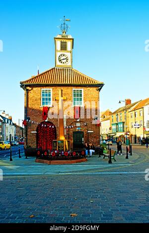 Mohn drapiert über Rathaus, Yarm auf Tees, England, 2020 Stockfoto