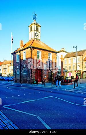 Mohn drapiert über Rathaus, Yarm auf Tees, England, 2020 Stockfoto