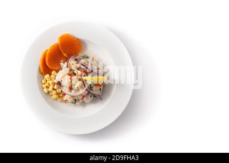 Traditionelle peruanische Ceviche mit Fisch, Süßkartoffeln, Mais und Gemüse Stockfoto