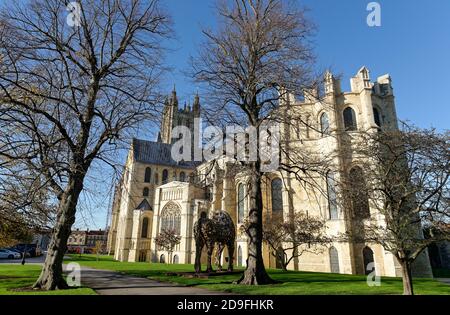 Kathedrale von Canterbury im November. An der Vorderseite eine Skulptur Denkmal für alle Pferde, die im Ersten Weltkrieg starben. Stockfoto