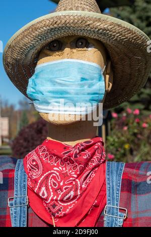 Sandusky, Michigan - Vogelscheuchen mit Masken während der Coronavirus-Pandemie. Stockfoto