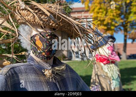 Sandusky, Michigan - Vogelscheuchen mit Masken während der Coronavirus-Pandemie. Stockfoto