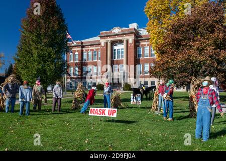 Sandusky, Michigan - Vogelscheuchen mit Masken während der Coronavirus-Pandemie. Stockfoto