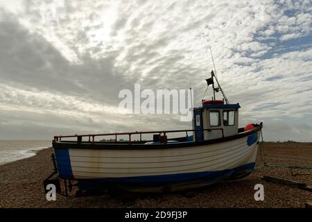 Eine düstere windgepeitschte Szene des Dungeness Beach in Kent, Großbritannien Stockfoto